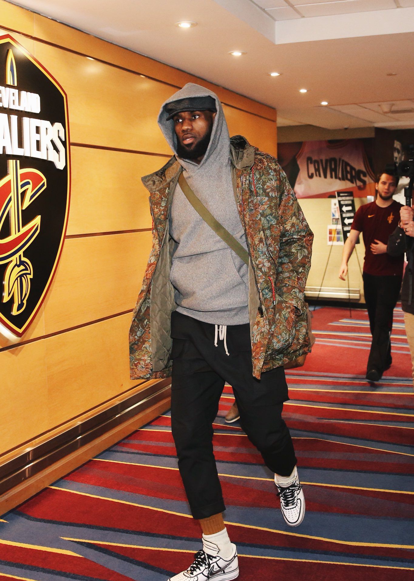 记者：卡马文加腿筋疼痛，可能缺席法国与乌克兰的比赛（据记者报道，卡马文加腿筋不适，或缺席法国对乌克兰一战）