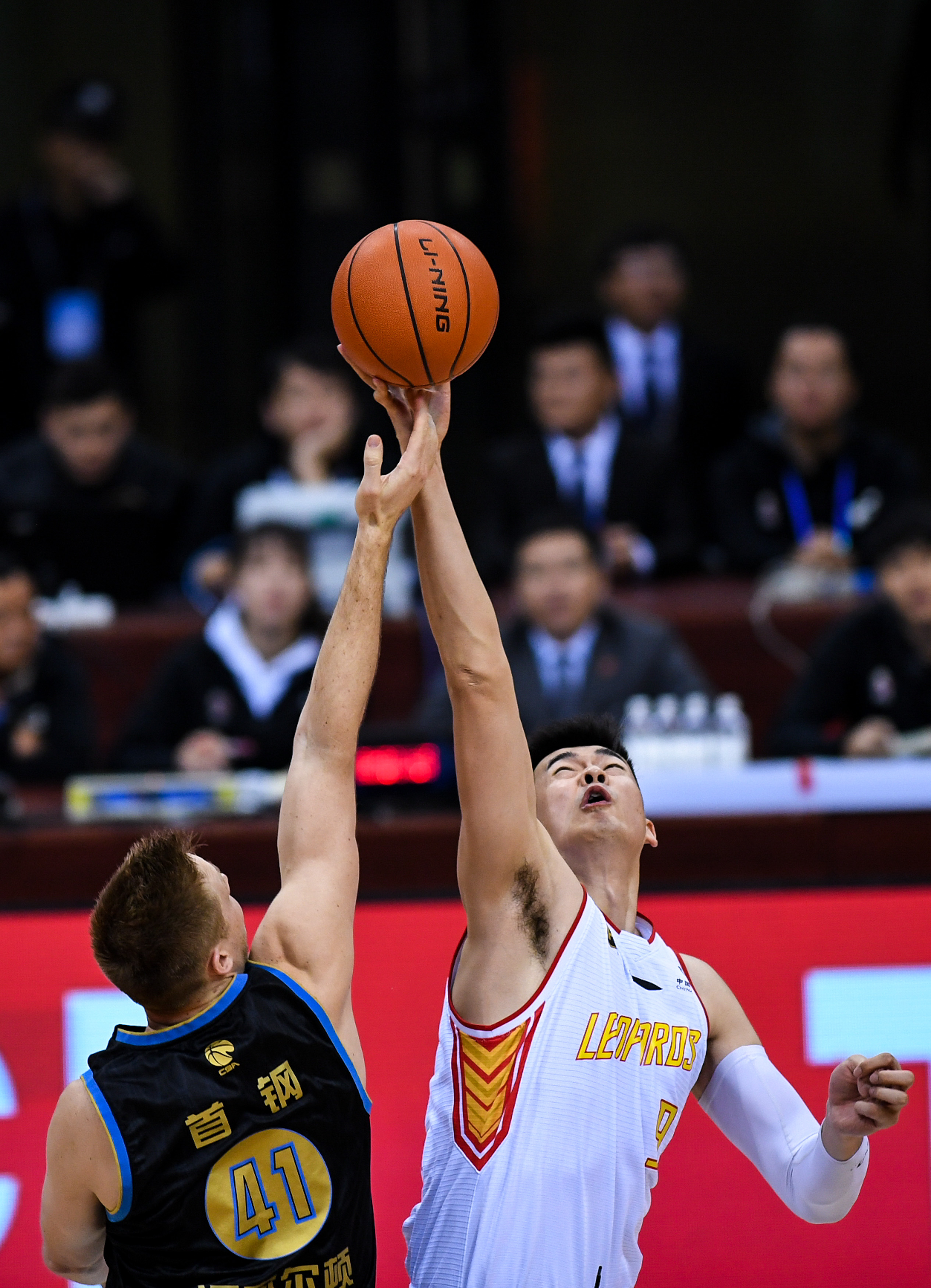 每体：法兰克福球迷有1000人无门票想混进场，被安保当时驱离（每体：约千名法兰克福球迷无票试图入场，已被安保当场驱离）