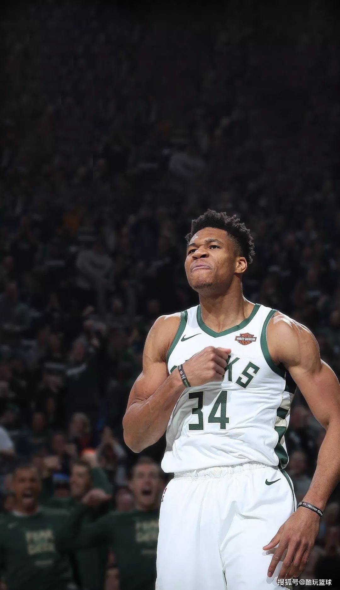 砸地头球破门，梅西打进职业生涯的第896球（头球砸地入网，梅西收获生涯第896球）