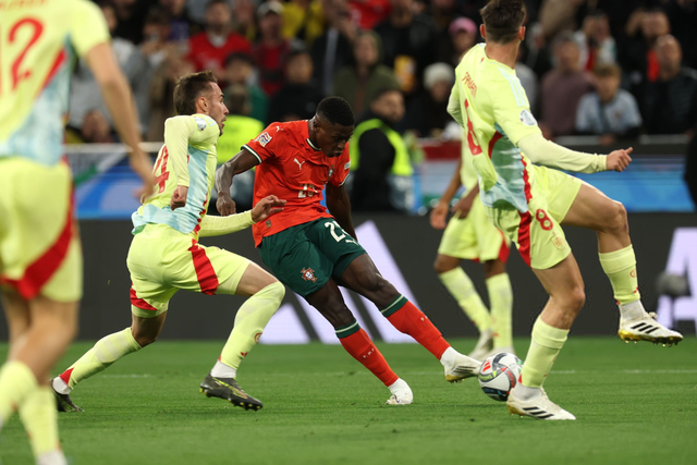 内马尔：我绝不会在任何时候损害自己的职业生涯（内马尔：无论何时，我都不会拿职业生涯冒险）