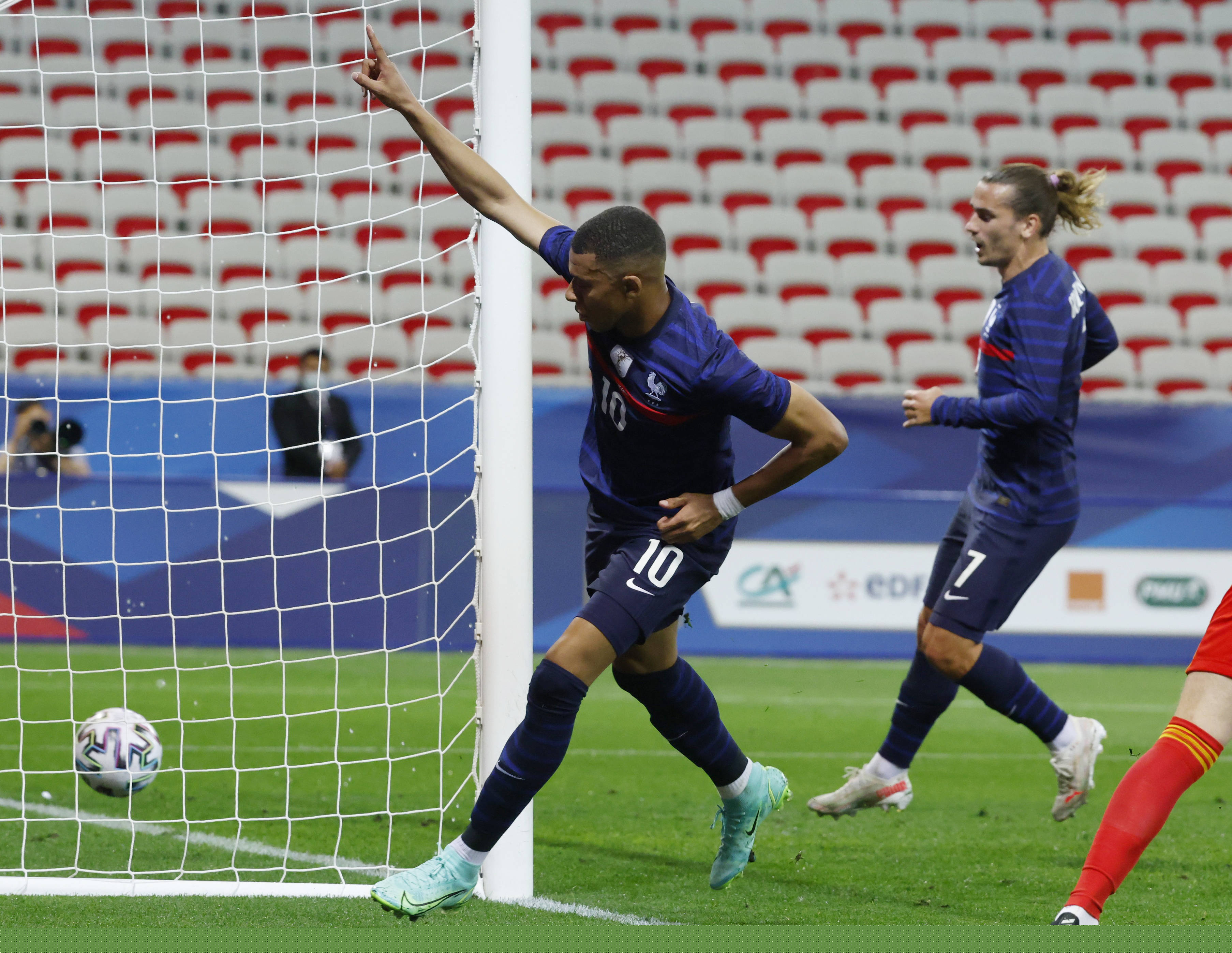 龙赛罗：阿隆索曾说皇马要踢摇滚足球，现在既不摇滚也无节奏（龙赛罗：阿隆索曾称皇马要踢摇滚风，如今既不摇滚也没节奏）