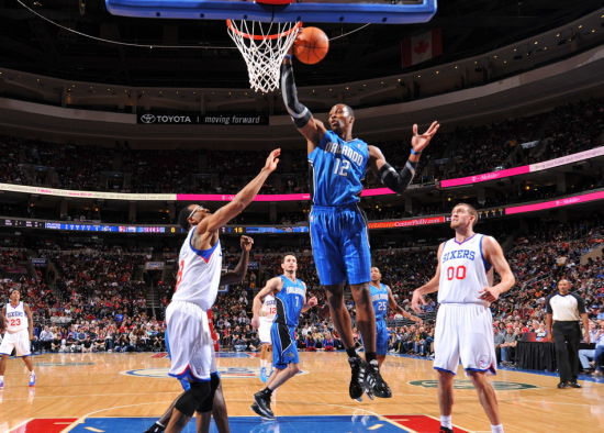 欧文突破防守助攻制胜（欧文突破重围送出致胜助攻）