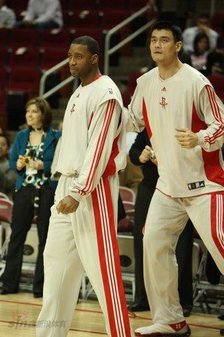 詹姆斯关键三分绝杀比赛（詹姆斯压哨三分绝杀）