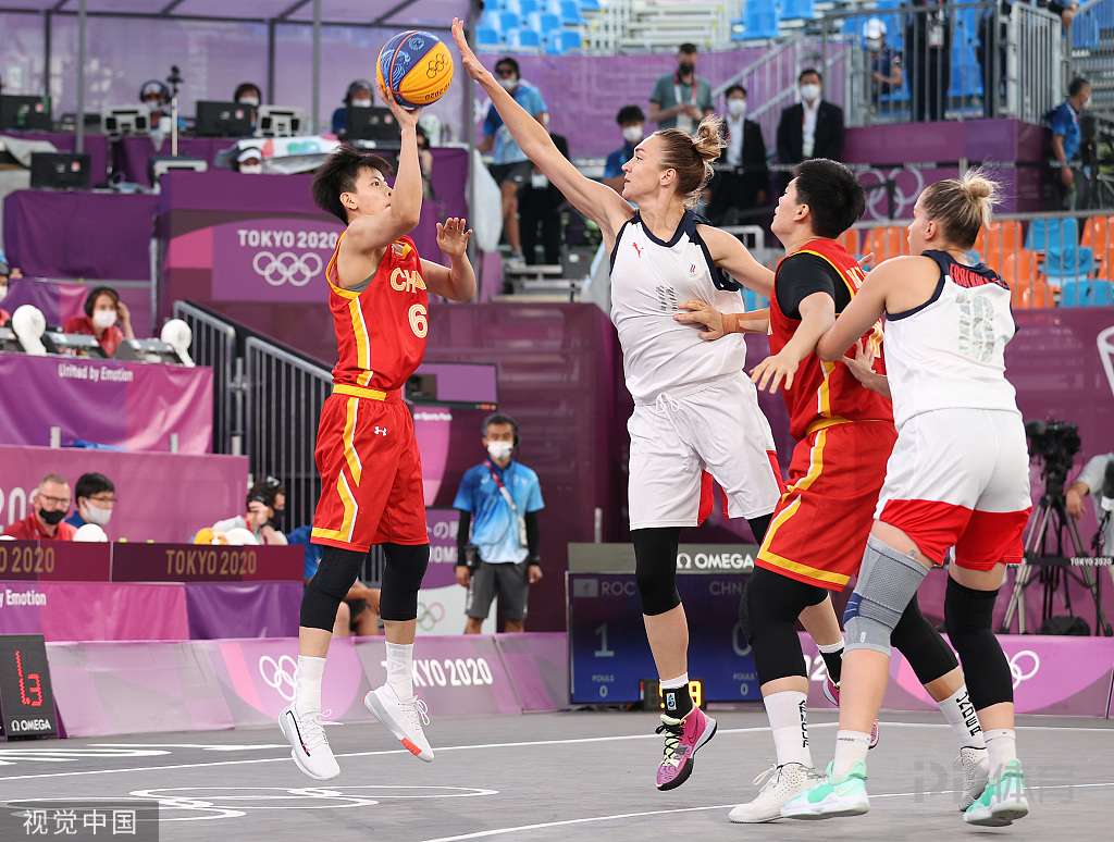 马刺半场4人得分上双，命中11记三分领先鹈鹕20分（马刺半场四人上双，飙进11记三分领先鹈鹕20分）