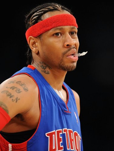 东体预测申花首发：阿苏埃和米内罗搭档锋线，鲍亚雄继续出战（东体预计申花首发：阿苏埃携米内罗双箭齐发，鲍亚雄继续出场）